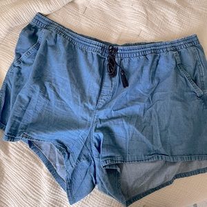 Elastic waisted jean shorts